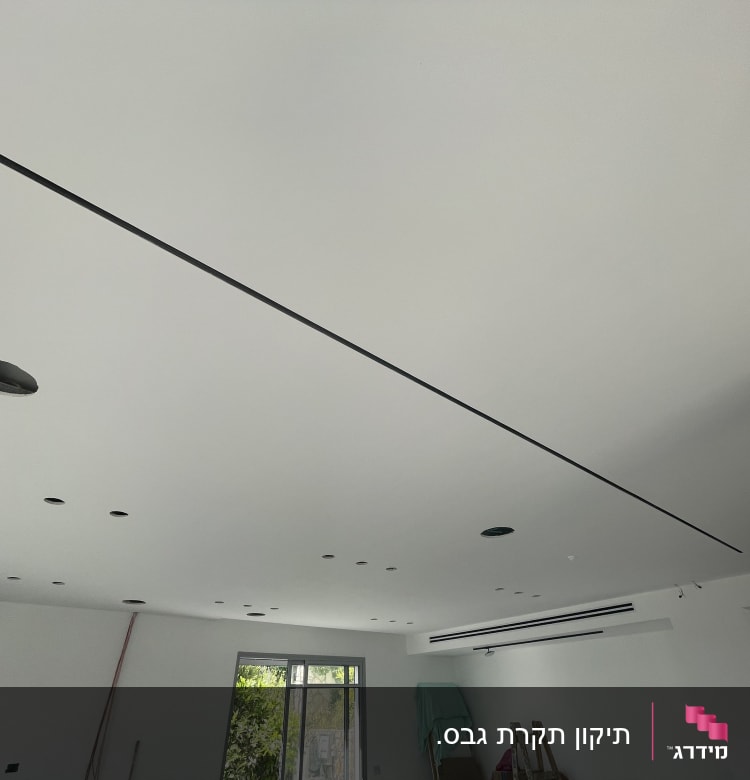 תקרת גבס עם חורים למנורות שקועות